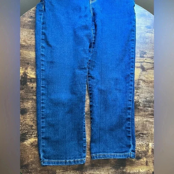 Michael Kors | woman’s denim Capri/cropped  pants. Size: 8. - Picture 12 of 14